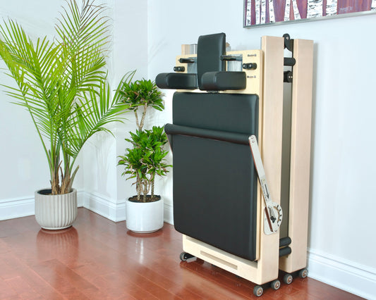 Vue latérale de Maple Elite Home Folding Reformer  en configuration pliée.